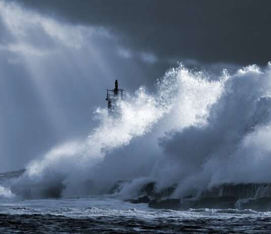 Sturm Benjamin trifft Frankreich hart – doch im Département Manche wird die orange Warnung aufgehoben Sturm_Küste