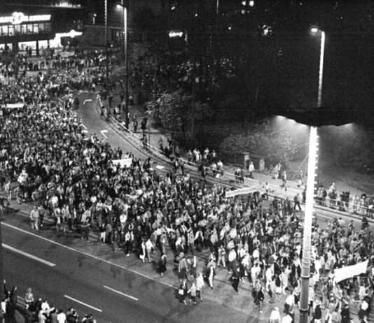 Leipzig, 9. Oktober 1989: Der Tag, an dem Europa am Abgrund stand Montags-Demo_Leipzig