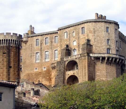 Château de Suze-la-Rousse – Ein Sprung in die Geschichte Südfrankreichs Château_de_Suze_la_Rousse