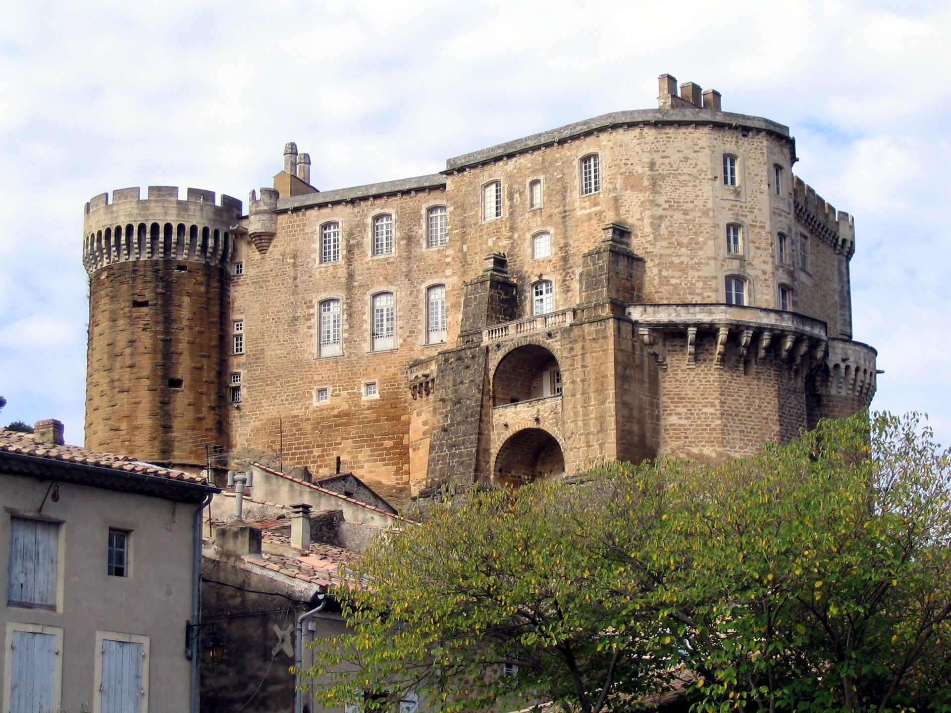 Château de Suze-la-Rousse – Ein Sprung in die Geschichte Südfrankreichs