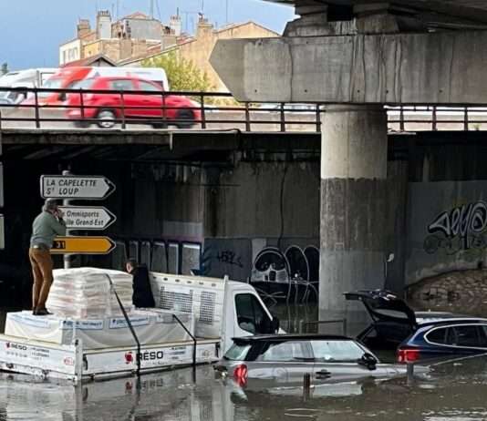 Sintflutartige Regenfälle bringen den Vieux-Port von Marseille zum Überlaufen Unwetter_Marseille