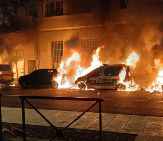 Cavaillon: Vier Polizeifahrzeuge in Brand gesetzt – Reaktion auf Polizeiarbeit im Drogenmilieu? Brennende_Polizeifahrzeuge_ScreenX