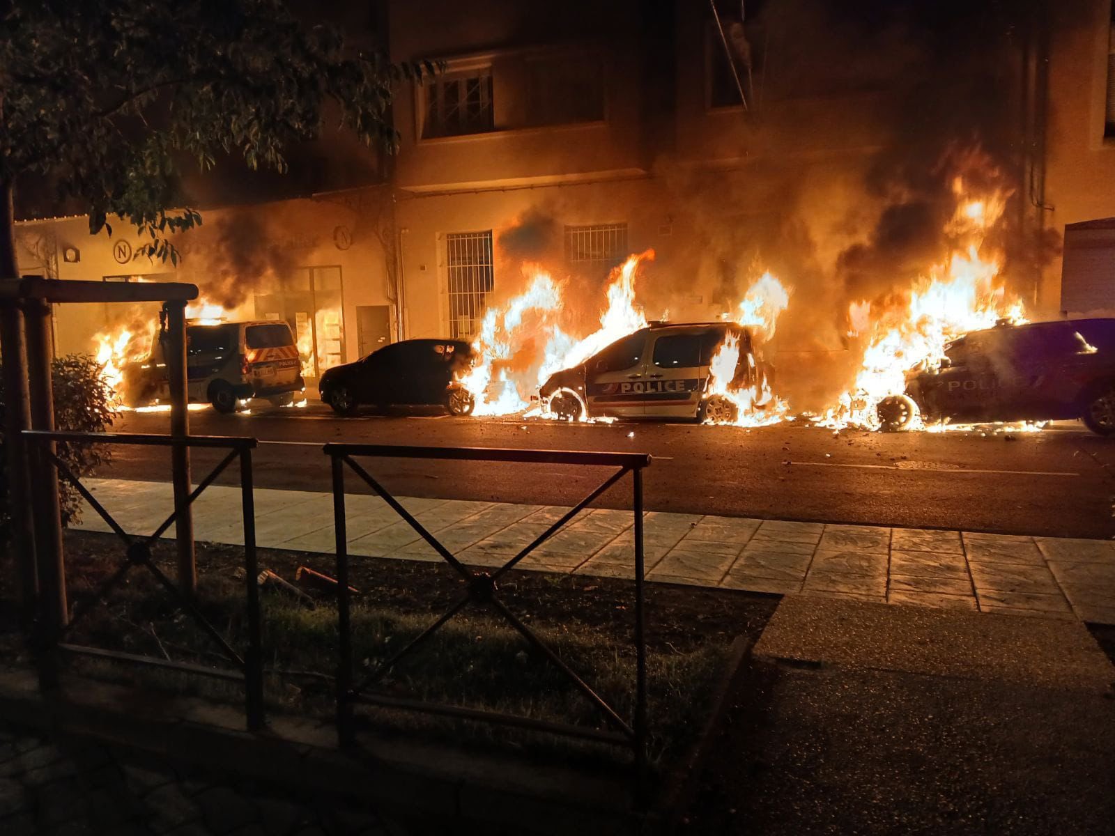 Cavaillon: Vier Polizeifahrzeuge in Brand gesetzt – Reaktion auf Polizeiarbeit im Drogenmilieu?