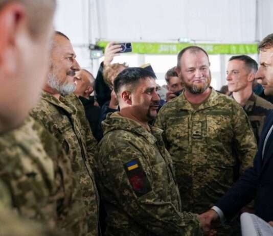 Macron stärkt Unterstützung für die Ukraine: Besuch bei Soldaten und diplomatische Treffen Macron_Ukrainische_Soldaten