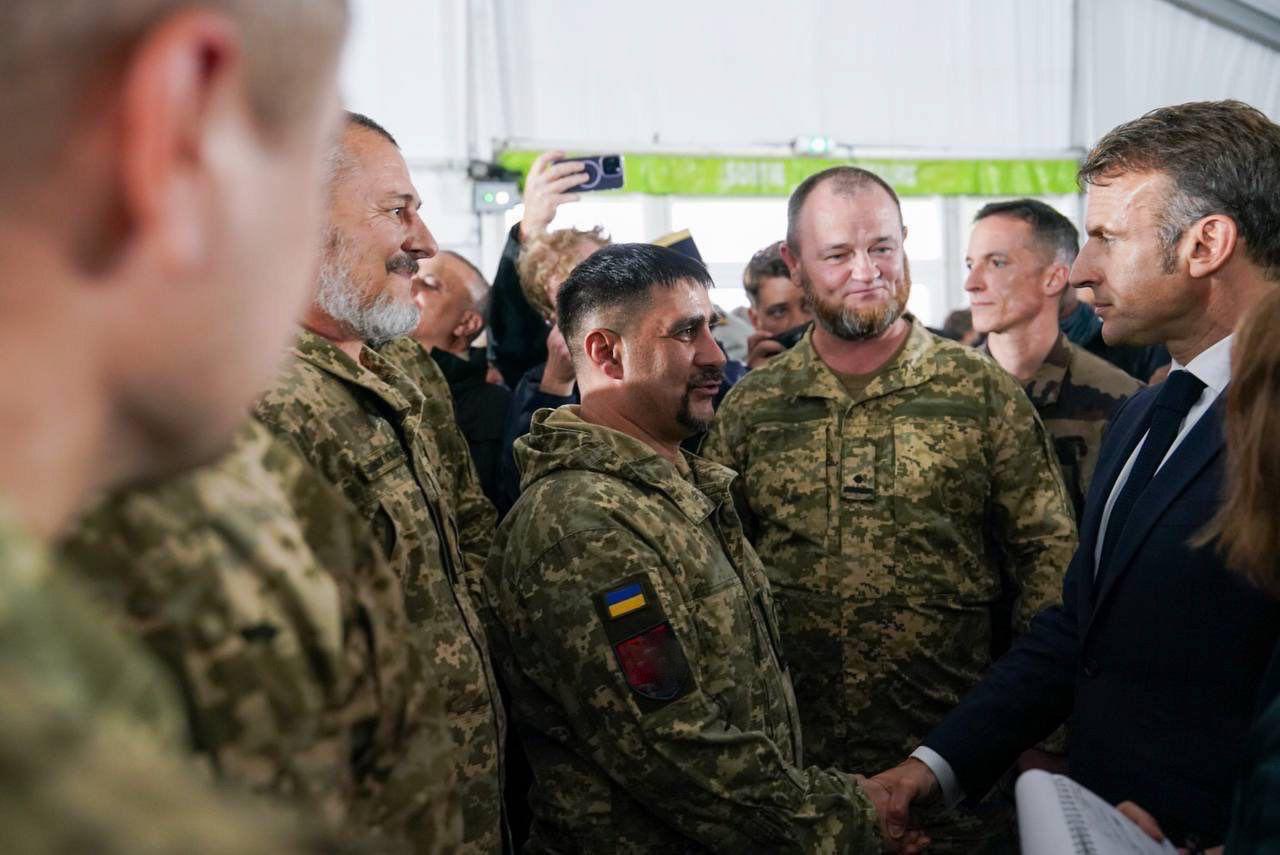 Macron stärkt Unterstützung für die Ukraine: Besuch bei Soldaten und diplomatische Treffen