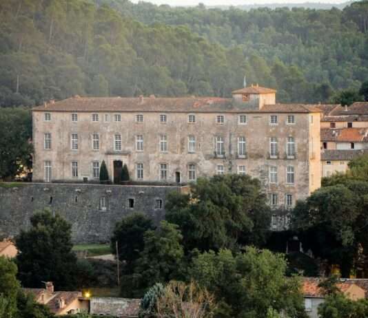 Entrecasteaux: Eine Zeitreise im Herzen der Provence Le_Château_d'Entrecasteaux