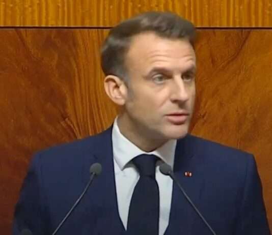 Emmanuel Macron fordert bei Staatsbesuch in Marokko verstärkte Maßnahmen gegen illegale Migration Macron_Parlament_Rabat_Marokko_ScreenX