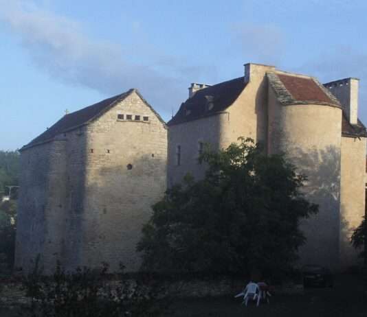 Villeneuve-d’Aveyron: Ein mittelalterliches Juwel im Herzen Frankreichs Villeneuve-d'Aveyron