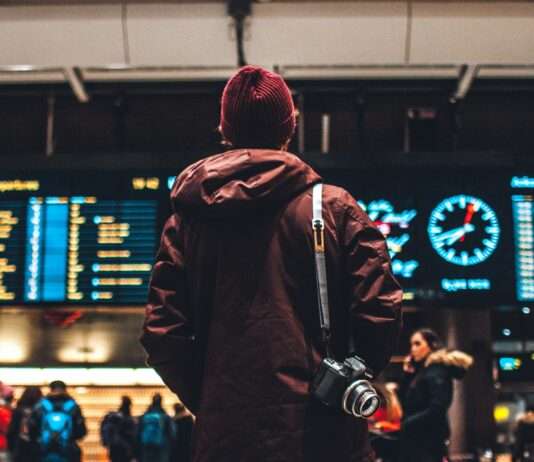 Staatshaushalt 2025: Französische Regierung plant höhere Steuer auf Flugtickets – Fliegen wird teurer Flugreisen