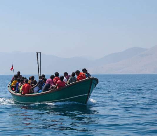 Toter Migrant – Die Tragödien im Ärmelkanal und das politische Versagen Europas Migranten_Boot_KI_Illustration