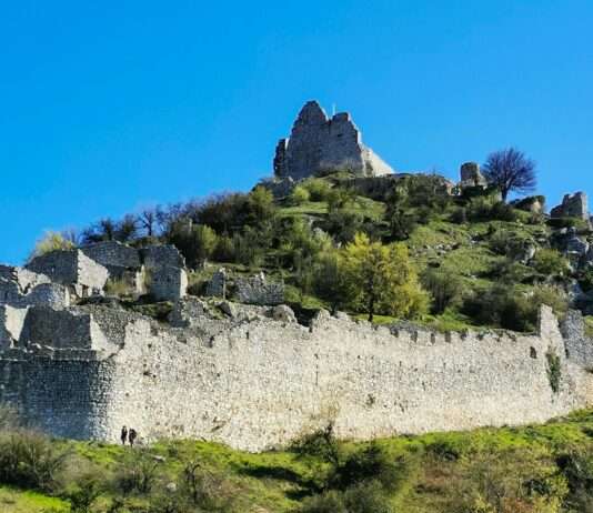 Château de Crussol: Ein mittelalterliches Juwel über den Tälern der Ardèche Chateau_Crussol