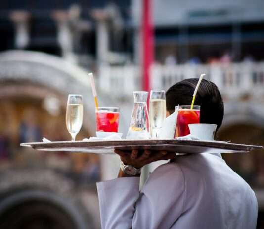Michel Barnier kündigt Erhöhung des Mindestlohns an: Eine kleine Entlastung für viele Gastronomie_Bedienung