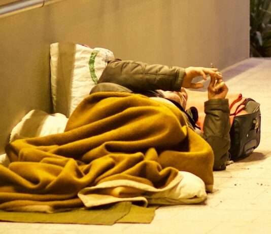 „Eine Nacht vor dem Rathaus“ – Wie 230 Obdachlose in Paris den Staat herausfordern Obdachlos