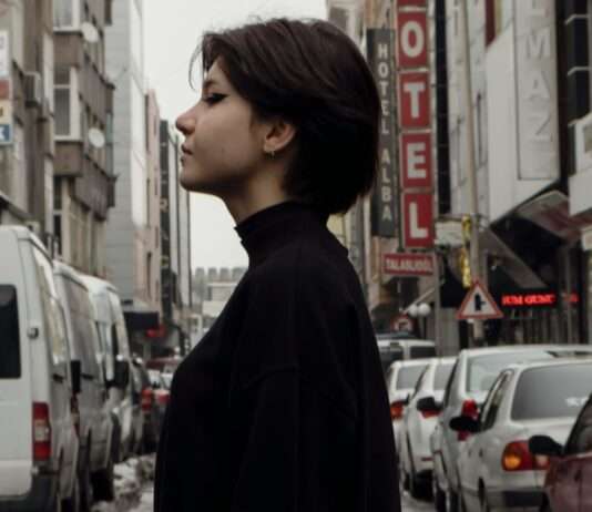 Jugendprostitution in Frankreich: Ein wachsendes Problem Junge_Frau