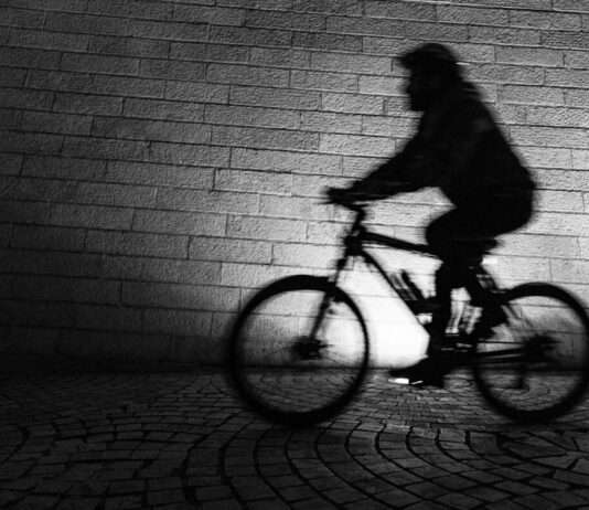 Tödlicher Streit in Paris: Radfahrer von Autofahrer absichtlich überfahren Fahrrad_Stadt_Illustration