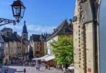 Charmantes Sarlat-la-Canéda: Ein Spaziergang durch das Herz des Périgord Sarlat_-_Place_de_la_Liberté