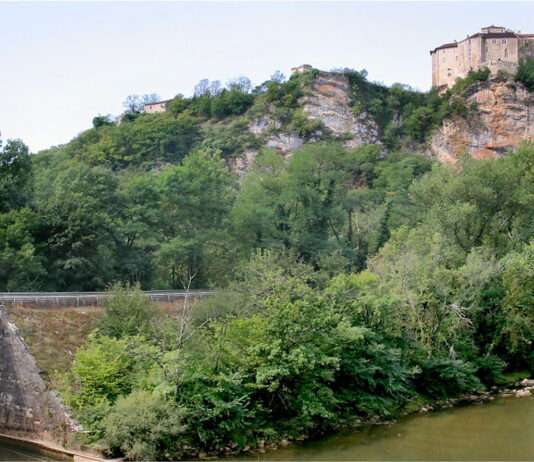 In den Schluchten der Gorges de l’Aveyron: Ein Natur- und Kulturschatz Bruniquel_pano