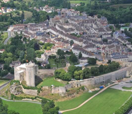 Falaise: Eine Reise durch die Geschichte der Normandie Chateau_de_falaise_et_centre