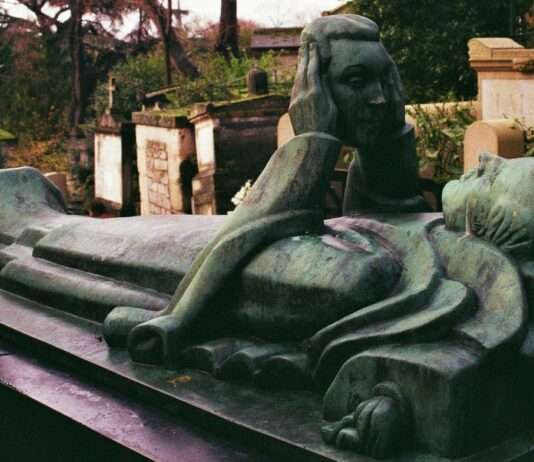 Père Lachaise an Allerheiligen: Eine Reise durch Geschichte, Kultur und Erinnerungen Friedhof-Pere-Lachaise