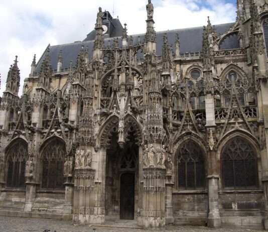 Louviers entdecken: Eine Stadtführung durch Geschichte, Natur und Kultur Notre-Dame_Louviers