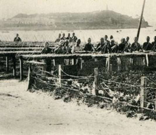 Vor 100 Jahren: Die siegreiche Streikbewegung der Sardinenfabrik-Arbeiterinnen von Douarnenez Sardinières_au_travail