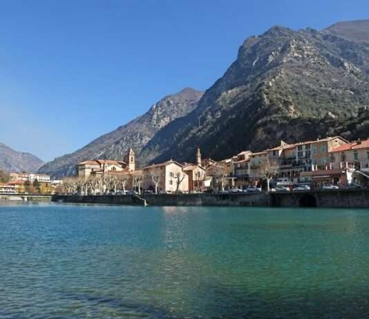 Breil-sur-Roya: Eine Gemeinde kämpft um Versicherungsschutz Vue_du_village_de_Breil-sur-Roya_depuis_la_rive_ouest_du_lac