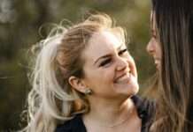 Lächelpflicht im Dezember: Ein kleiner Ort sagt der Tristesse den Kampf an Nettigkeit_Lächeln