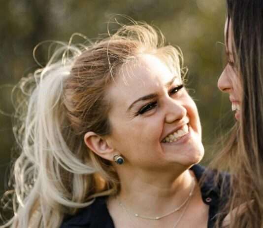 Lächelpflicht im Dezember: Ein kleiner Ort sagt der Tristesse den Kampf an Nettigkeit_Lächeln