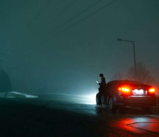 Wintersturm Caetano: Dutzende Unfälle im Westen Frankreichs Winter_Strasse_Nacht