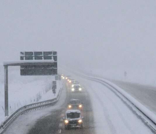 Aprilwetter außer Kontrolle: Schneechaos in den französischen Alpen bringen massive Stromausfälle Winter_Schnee_Autobahn