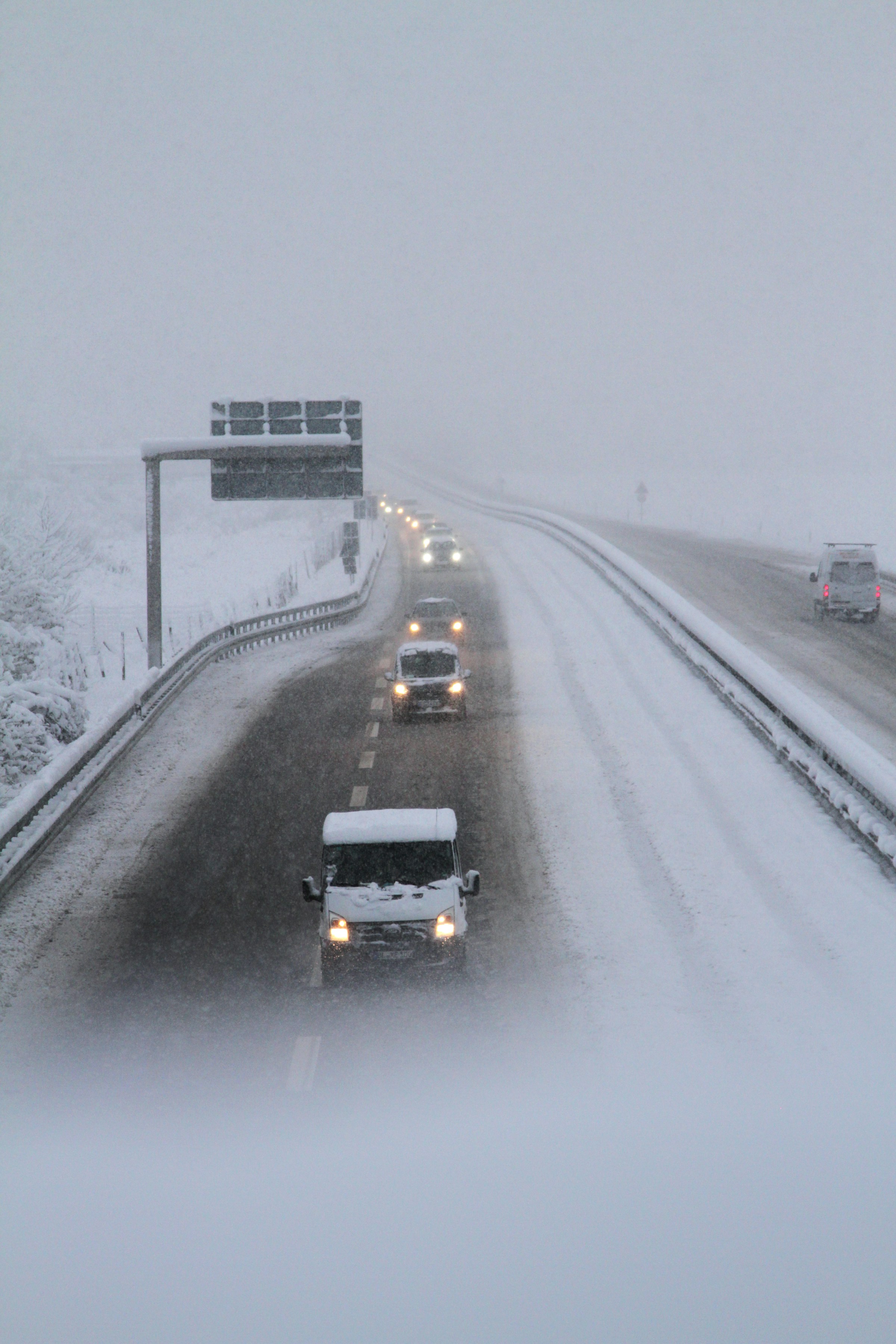 Wintersturm Caetano: Autofahrer auf der Autobahn A36 die ganze Nacht blockiert
