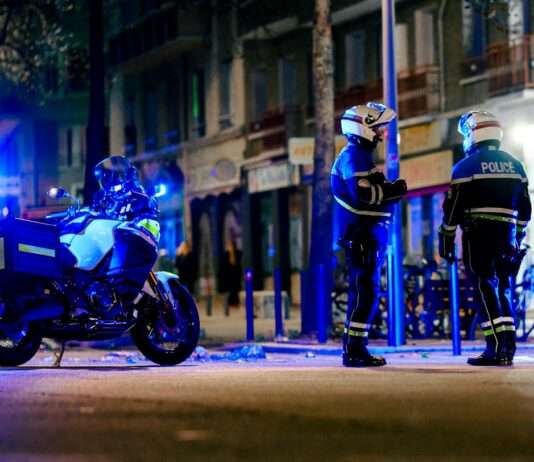 Kugeln auf dem Boulevard: Wie Grenoble in der Gewaltspirale versinkt Polizei_Illustration