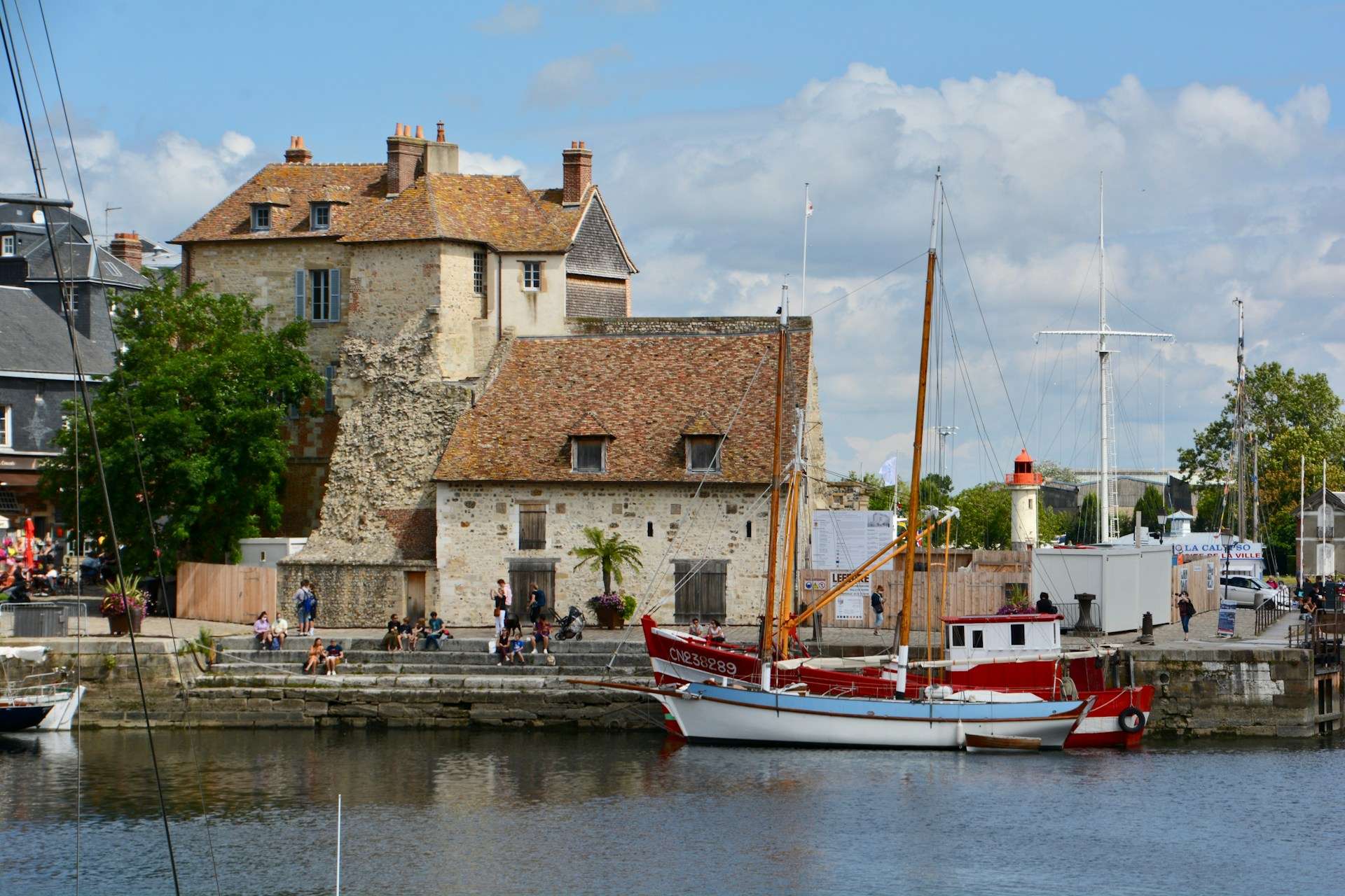 Honfleur erleben: Ein Spaziergang durch die Zeit in der charmantesten Hafenstadt der Normandie