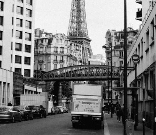 Lastwagen in Paris: Es sind relativ wenige, aber sie sind massiv umweltschädlich LKW_Paris