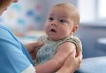 Steigende Meningitis-Fälle: Frankreich macht Impfungen für Babys obligatorisch Baby_Arzt_Illustration