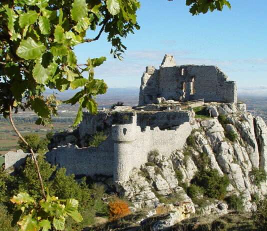 Château de Crussol: Ein majestätischer Blick in die Vergangenheit Chateau-de-Crussol