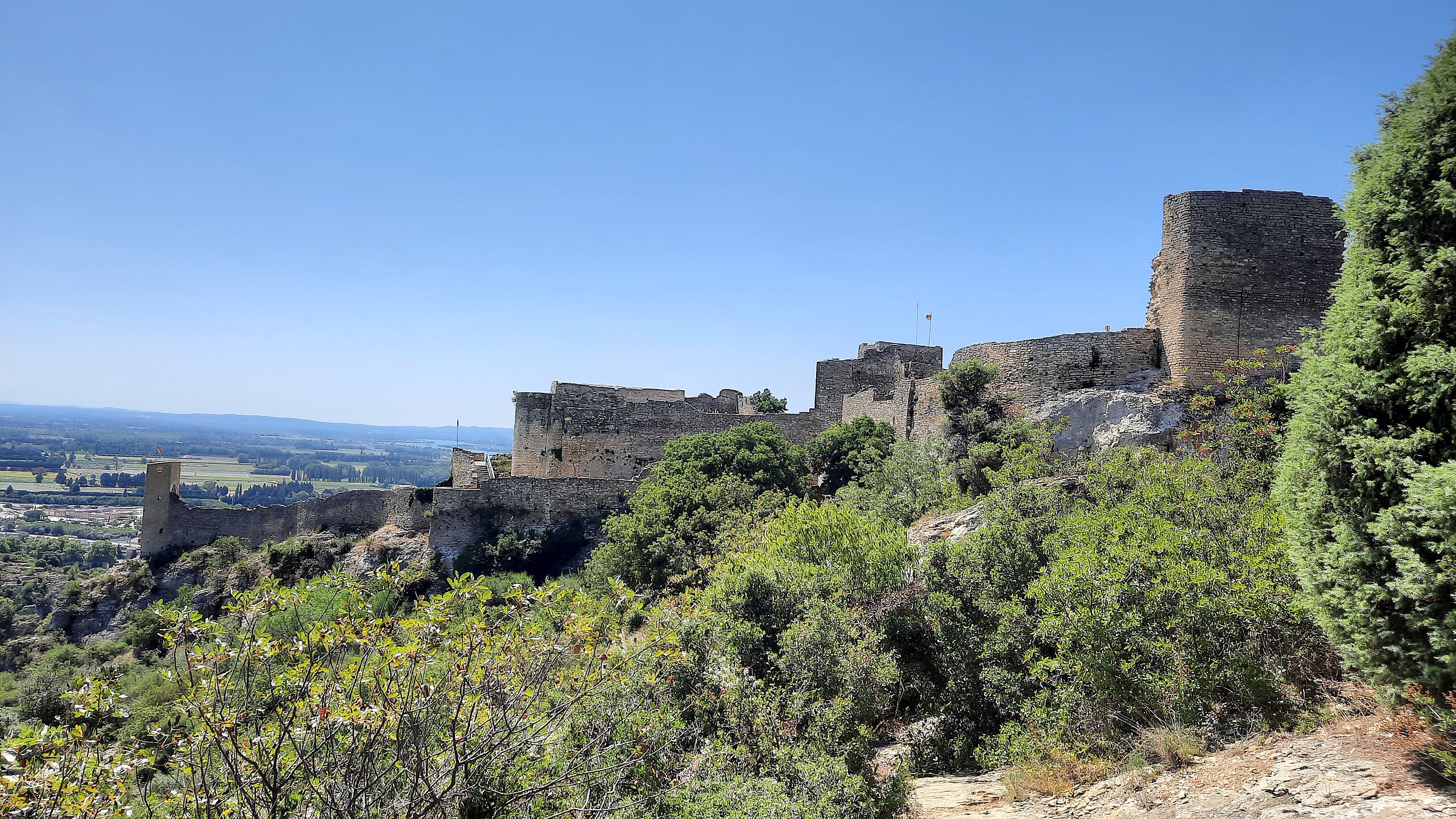 Eine Zeitreise in die Vergangenheit: Besuch der Forteresse de Mornas