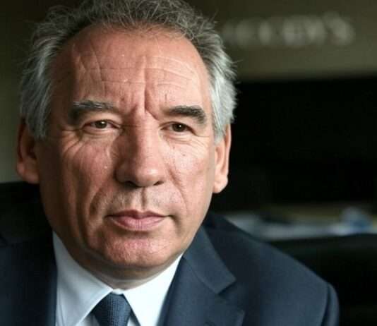 Ablehnung des ersten Misstrauensvotums gegen die Regierung François Bayrou Francois_Bayrou_Illustration