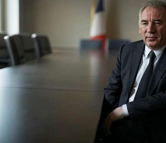 François Bayrou: Ein neues Kabinett bis Weihnachten – ein Wettlauf gegen die Zeit Francois_Bayrou_Illustration5