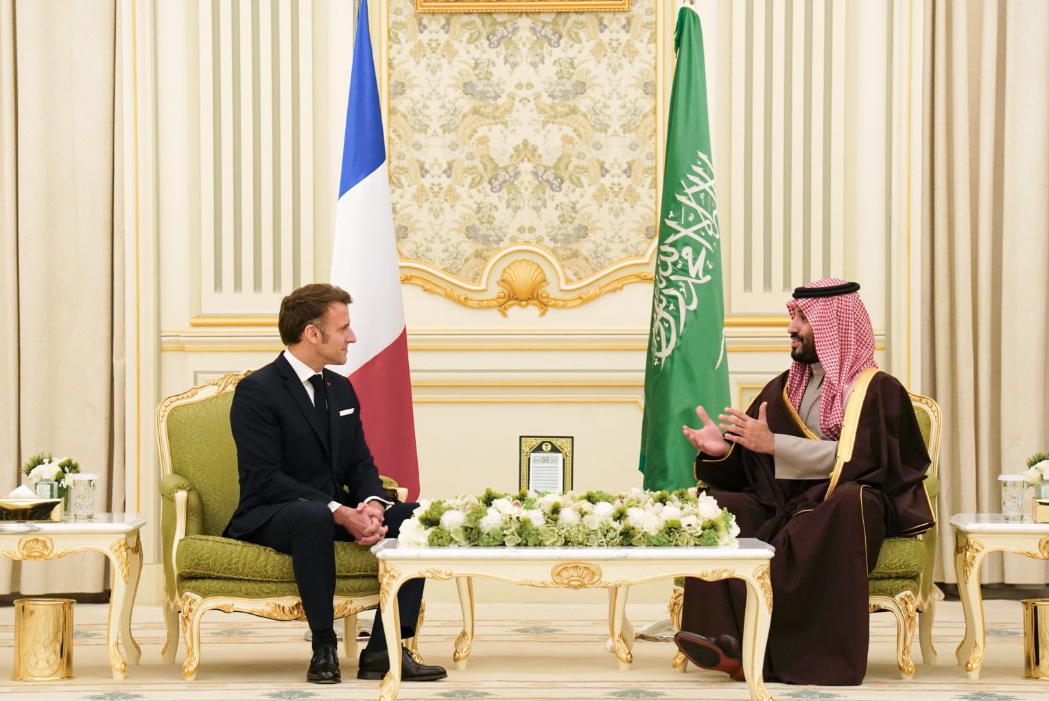 Misstrauensvotum: Macron zwischen Saudi-Arabien und der Regierungskrise