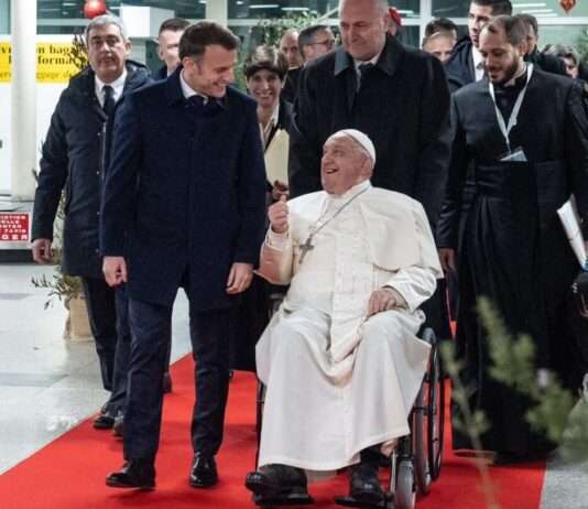 Treffen in Ajaccio: Emmanuel Macron begegnet Papst Franziskus Macron_Franziskus