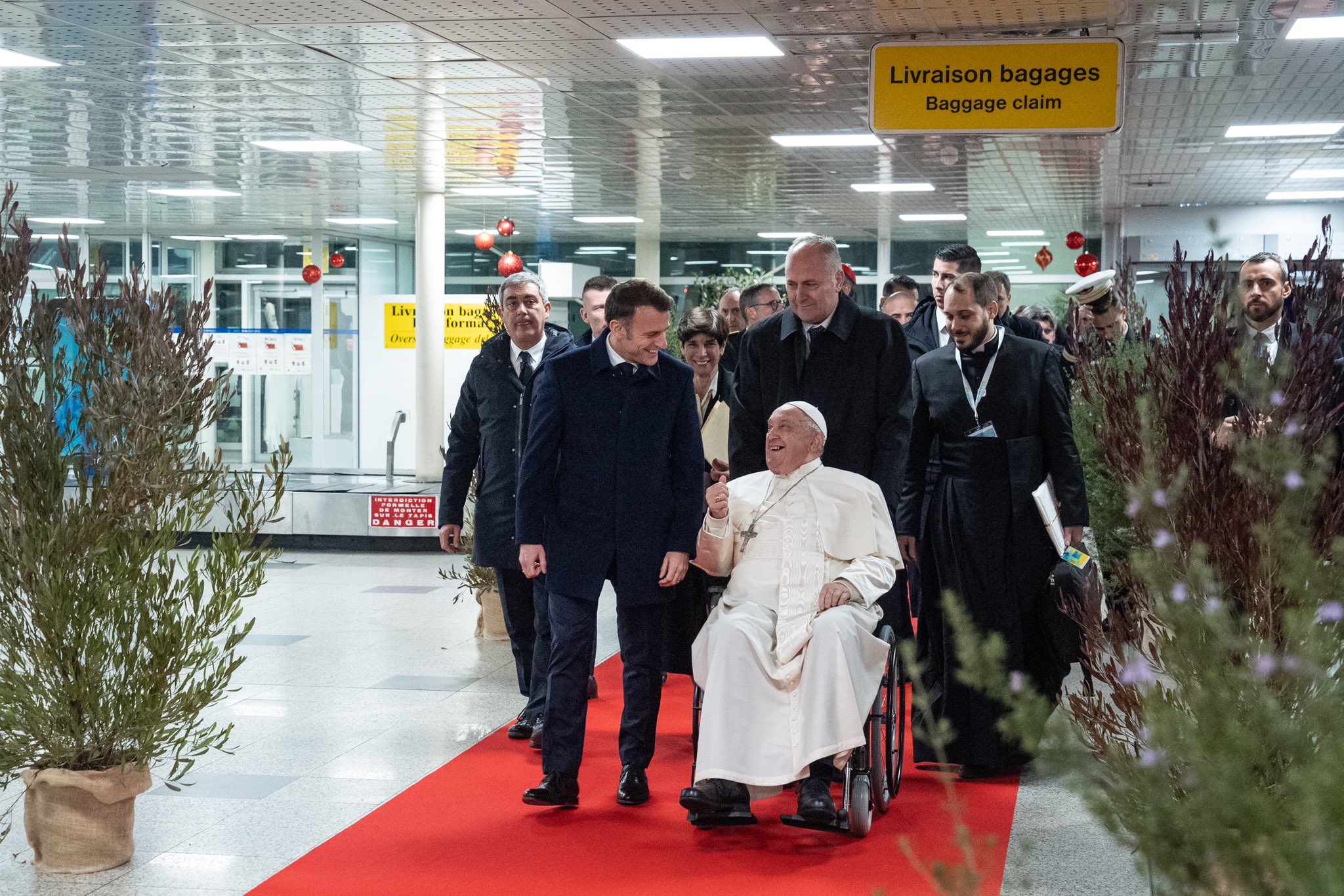 Treffen in Ajaccio: Emmanuel Macron begegnet Papst Franziskus