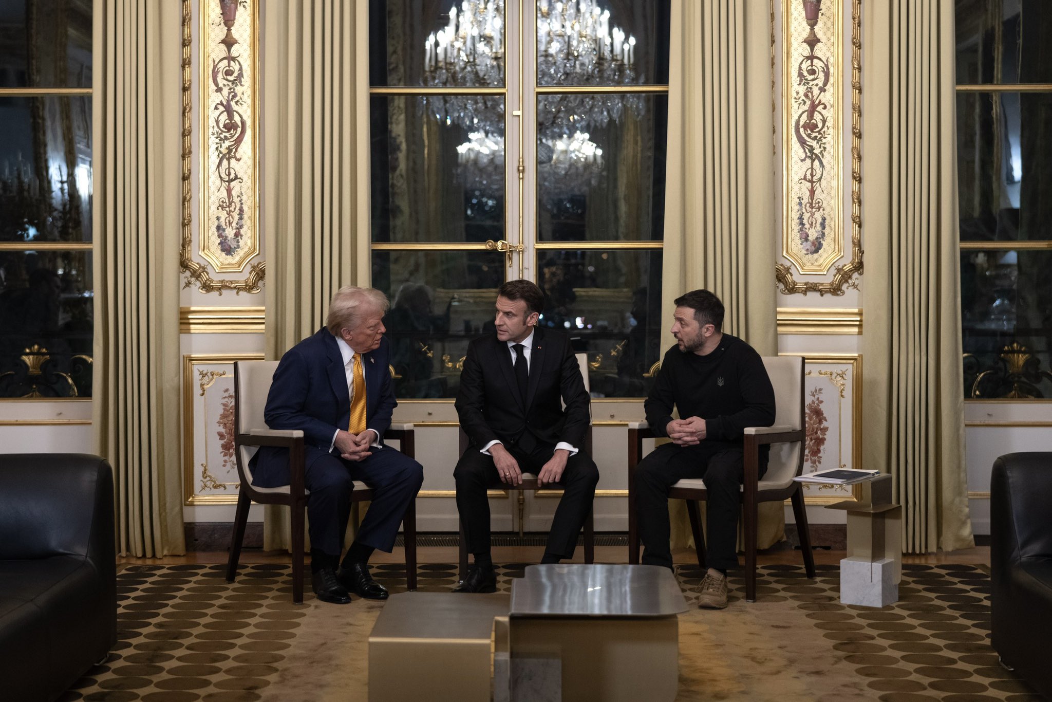 Ein symbolträchtiges Treffen: Macron, Trump und Selenskyj bei der Wiedereröffnung von Notre-Dame