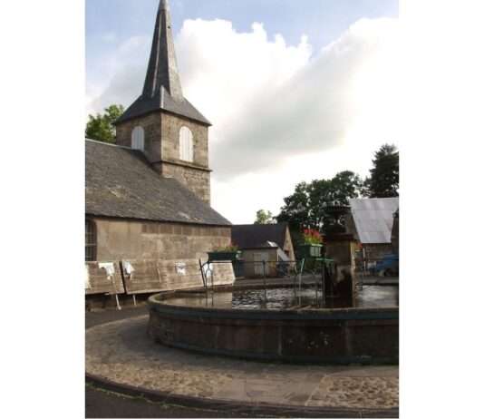 La Godivelle – Das stille Herz der Auvergne Godivelle-fontaine-eglise
