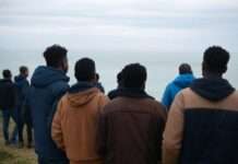 Radikale Eskalation in Calais: Rechtsextreme britische Hetzer stören Hilfsaktion für Geflüchtete Migranten_Aermelkanal_Illustration2