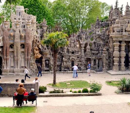 Ein Traum aus Stein: Das Palais Idéal du Facteur Cheval Palais_Idéal_(East_facade)_May_2014