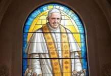 Ein Papst geht: Der Tod von Franziskus und Trumps Kalkül Papst_Franziskus_Illustration_Kirchenfenster