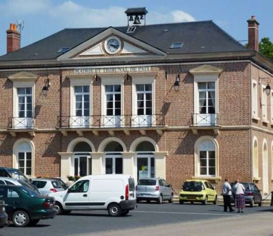 Ein Dorf in der Normandie wird reich beschenkt – durch einen völlig Fremden Thiberville_(Eure,_Fr)_mairie_et_tribunal_de_Paix
