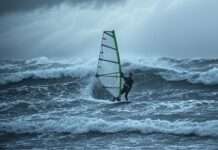 Ideale Wellen: Wie die Bretagne zur neuen Surf-Hochburg Frankreichs wurde Windsurfer_Illustration