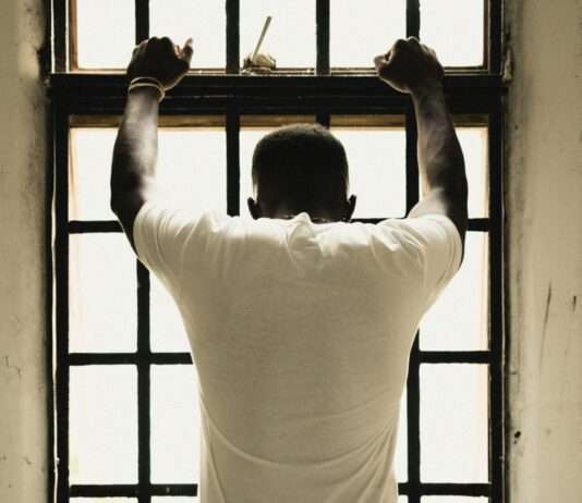 Ausbruch aus Abschiebezentrum in Nizza: Acht Personen entkommen durch ein Fenster Illustration_Gefaengnis